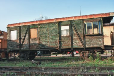 Depo trenleri güneşli bir günde terk edilmiş