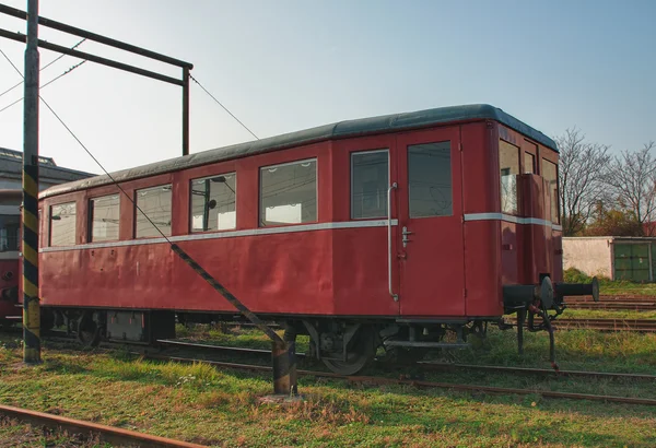 Viejos trenes abandonados en el depósito en un día soleado — Foto de Stock