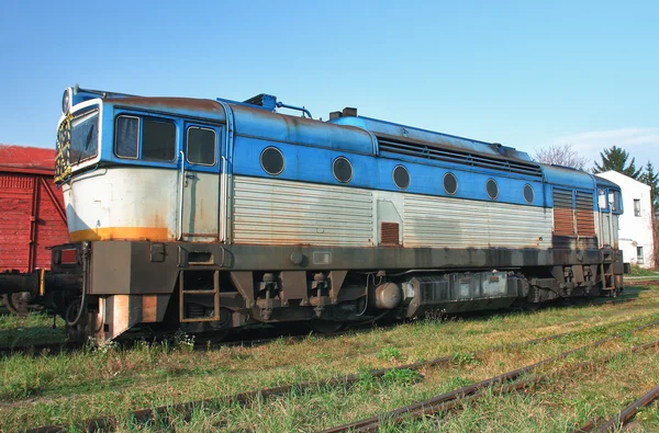 Viejos trenes abandonados en el depósito en un día soleado — Foto de Stock