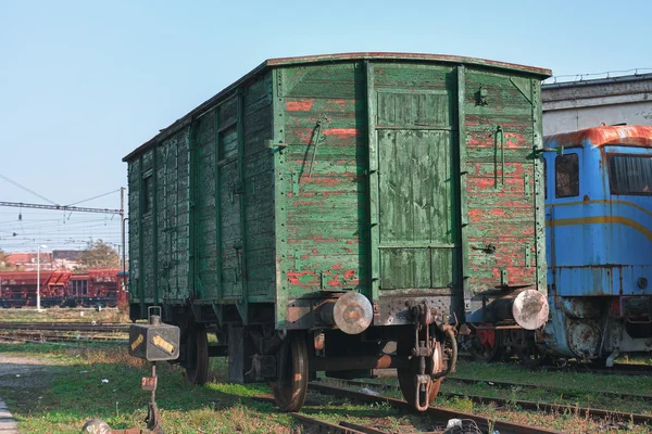 Viejos trenes abandonados en el depósito en un día soleado — Foto de Stock