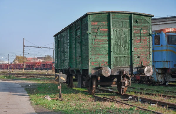 Alte verlassene Züge bei sonnigem Tag im Depot — Stockfoto