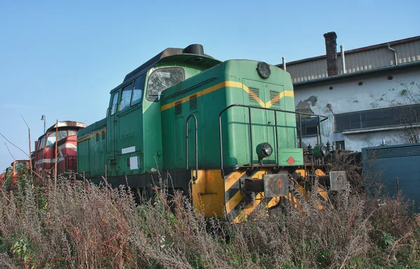 Viejos trenes abandonados en el depósito en un día soleado — Foto de Stock
