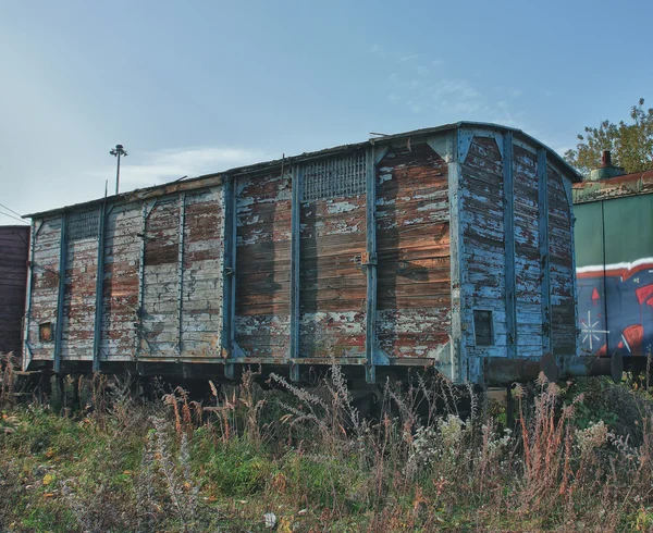 Gamla övergivna tåg på depot i solig dag — Stockfoto