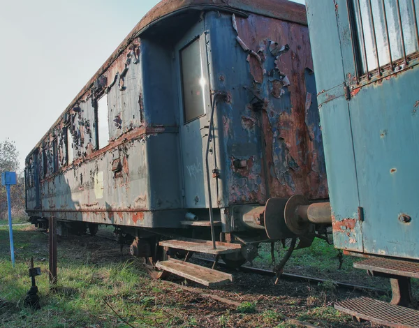 Παλαιά εγκαταλειμμένη τρένα σε αποθήκη στην ηλιόλουστη ημέρα — Φωτογραφία Αρχείου
