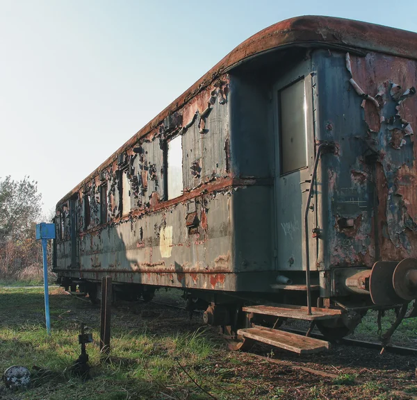 Alte verlassene Züge bei sonnigem Tag im Depot — Stockfoto