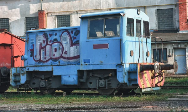 Viejos trenes abandonados en el depósito en un día soleado — Foto de Stock