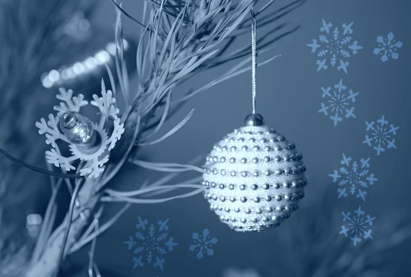 Bola de Navidad en el árbol sobre un fondo de copo de nieve —  Fotos de Stock