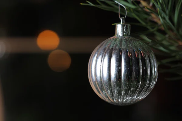 Рождественская безделушка на елке — стоковое фото
