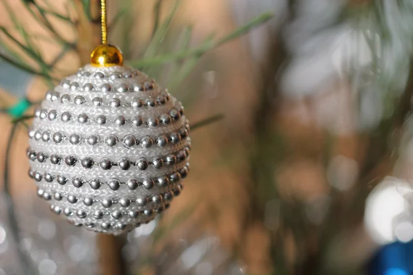 Bauble de Natal branco na árvore — Fotografia de Stock