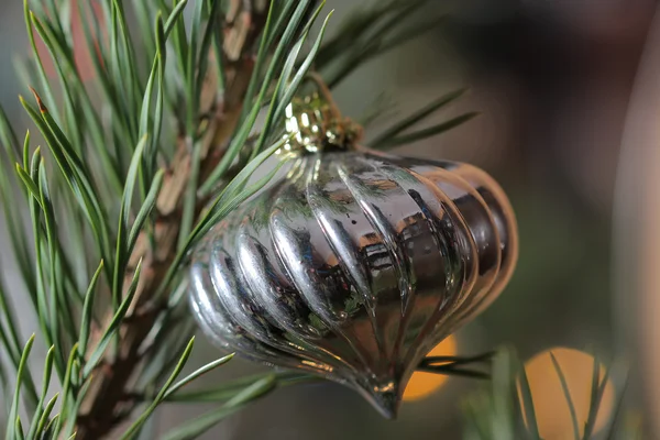 Bauble di Natale su albero su uno sfondo di luci — Foto Stock