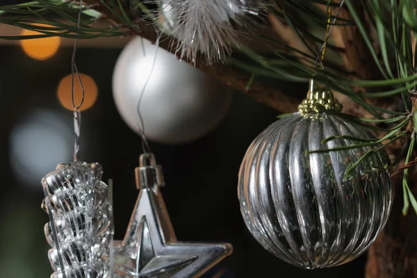 Close-up de bugigangas de Natal na árvore — Fotografia de Stock