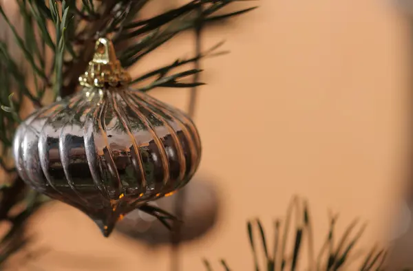 Close-up de bugigangas de Natal na árvore — Fotografia de Stock