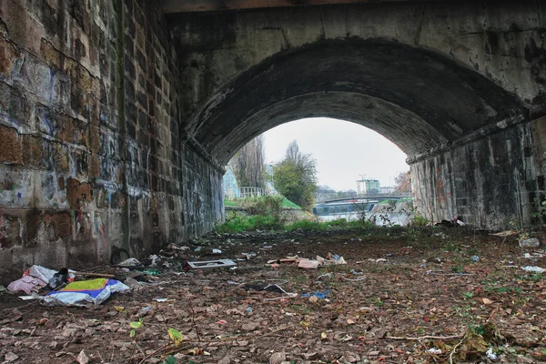 Sous le pont, là où vivent les sans-abri — Photo