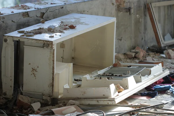 Trasiga kylskåp foto från rivning textilfabrik — Stockfoto
