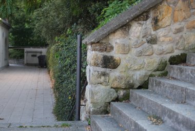 Büyük taşlar ve merdiven park duvar