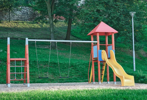 Kleurrijke speeltuin in een park in zonnige dag — Stockfoto