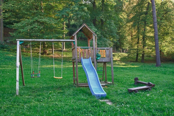 Kleurrijke speeltuin in een park in zonnige dag — Stockfoto