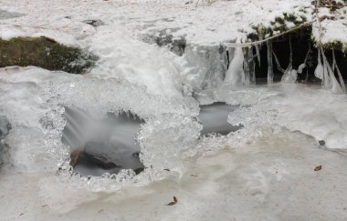 Şubat ayında bir park alanı vadisinde kış dereye 