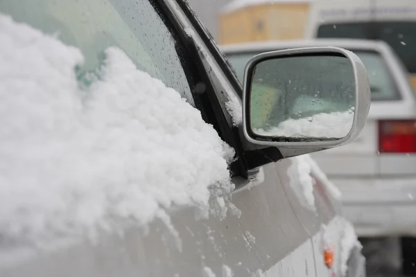 Carro coberto de neve durante uma tempestade de neve — Fotografia de Stock