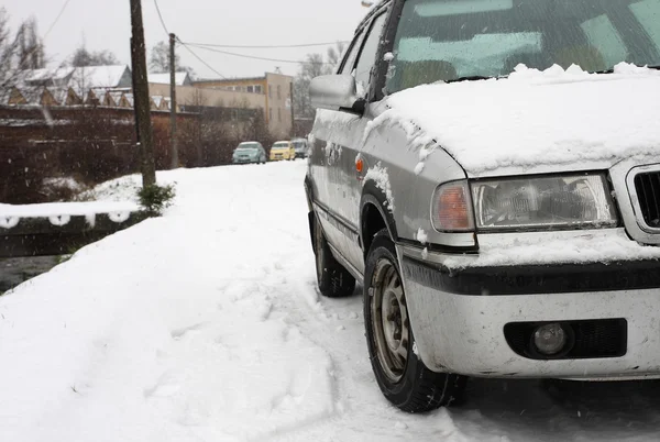 Carro coberto de neve durante uma tempestade de neve — Fotografia de Stock