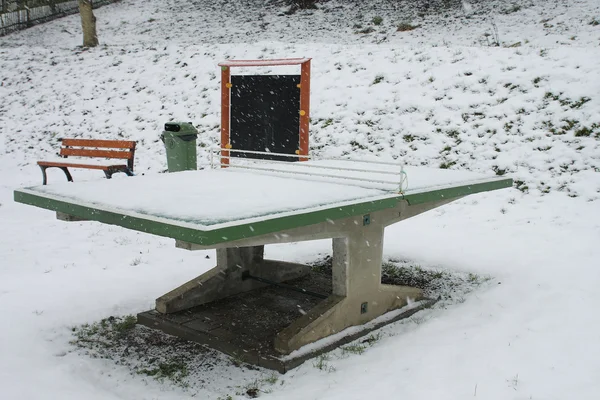 吹雪の中に公園で卓球台 — ストック写真