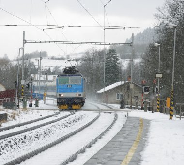 Bir kar fırtınası tren ile kış çek tren istasyonunda