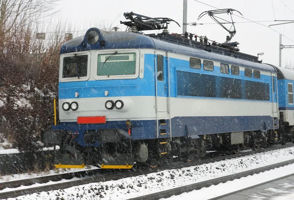 Tjeckiska tågstation på vintern med tåg i en snöstorm — Stockfoto