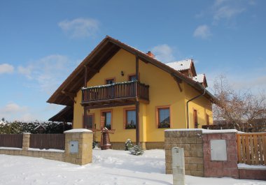 Kışın köyde yeni modern ev 