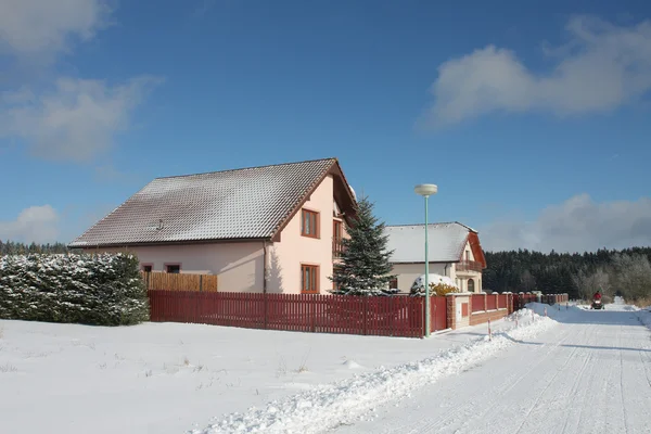 Новый современный дом в деревне зимой — стоковое фото
