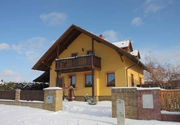 Nieuwe moderne huis in dorp in de winter — Stockfoto