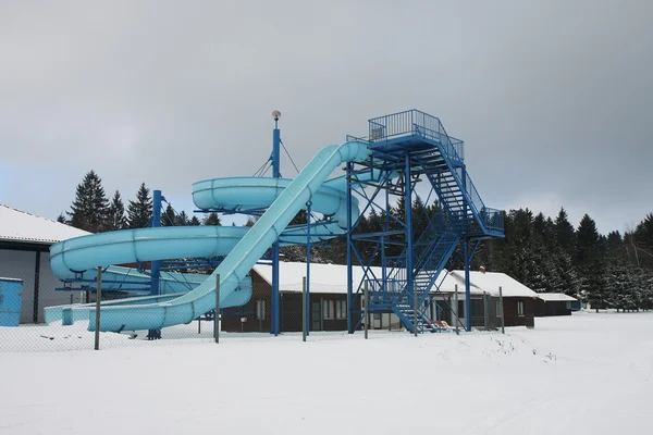 Verlaten aquapark in de winter — Stockfoto