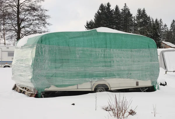 Kışın kar ile kaplı camper 