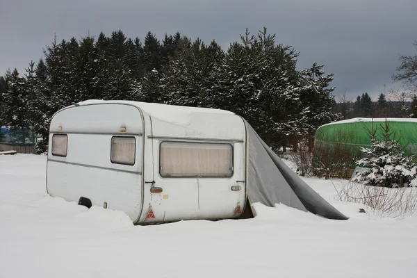 Τροχόσπιτο σκεπάζεται από τα χιόνια το χειμώνα — Φωτογραφία Αρχείου