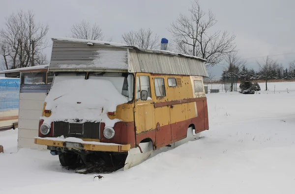 Caravana coberta de neve no inverno — Fotografia de Stock