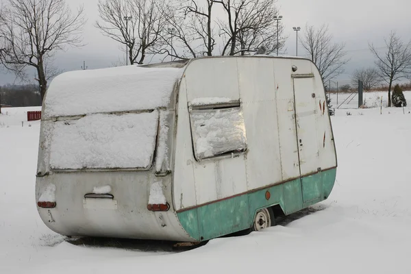 Autocaravana cubierta de nieve en invierno —  Fotos de Stock