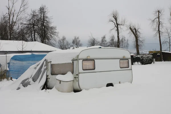 Зимой кемпер покрыт снегом — стоковое фото