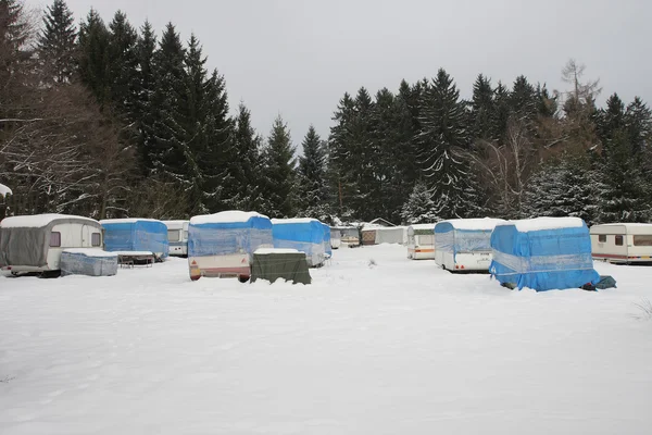 Camper im Winter vom Schnee bedeckt — Stockfoto