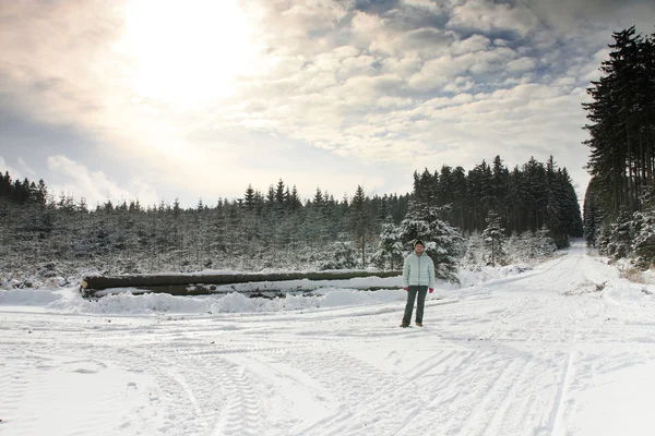 Donna su strada in foresta in inverno — Foto Stock