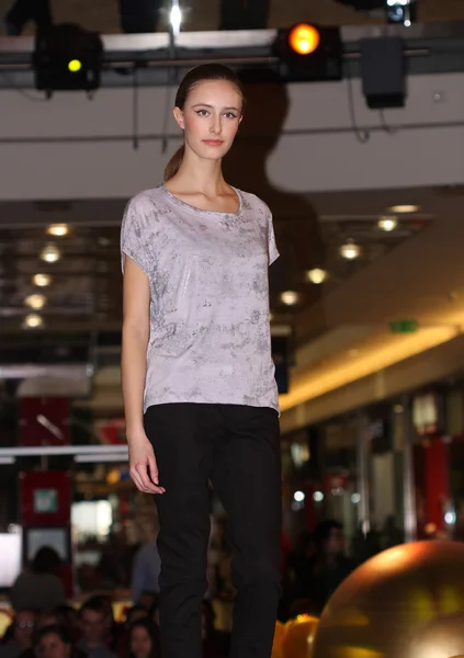 Brno, Czech Republic-March 20,2015: Model lopen op modeshow — Stockfoto