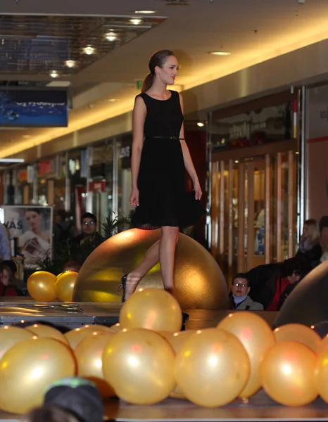 Brno, República Checa-Marzo 20,2015: Modelo caminando en desfile de moda — Foto de Stock