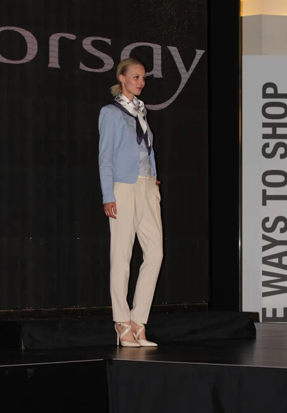 Μπρνο, Τσεχική Δημοκρατία-Μάρτιος 20,2015: Μοντέλο περπάτημα σε επίδειξη μόδας — Φωτογραφία Αρχείου