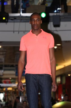 Brno, Çek Cumhuriyeti-Mart 20,2015: moda şovunda yürüyüş modeli