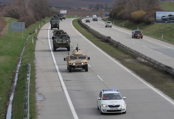 Brno, Tschechische Republik-30. März 2015: Dragoner-Fahrt - uns Armeekonvoi — Stockfoto