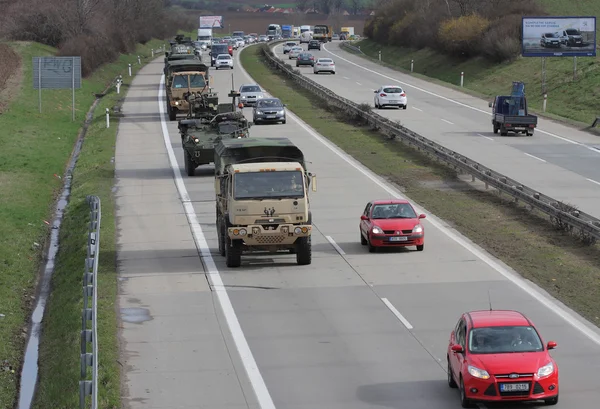 Brno, República Checa-30 de marzo de 2015: Dragoon Ride - Convoy del ejército de los Estados Unidos — Foto de Stock