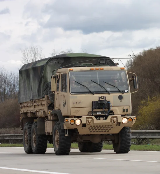 Brno, Tschechische Republik-30. März 2015: Dragoner-Fahrt - uns Armeekonvoi — Stockfoto