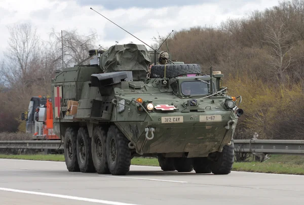 Brno, Tschechische Republik-30. März 2015: Dragoner-Fahrt - uns Armeekonvoi — Stockfoto