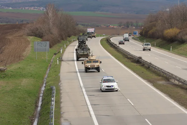 BRNO, REPÚBLICA CHECA-MARZO 30,2015: Dragoon Ride-US convoy del ejército impulsa el 30 de marzo 2015 a través de Brno, regresa de los países bálticos a una base alemana, entra en el territorio de la República Checa . —  Fotos de Stock