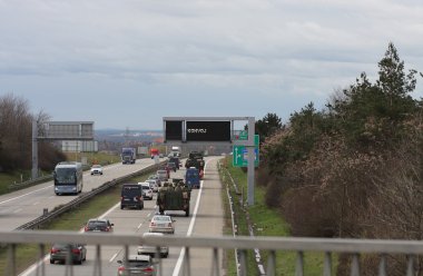 Brno, Çek Cumhuriyeti-Mart 30,2015: Dragoon Ride-bize ordu konvoyu sürücülerde 30,2015 ile Brno Mart, Baltık ülkelerinden bir Alman tabanına döndürür, Çek Cumhuriyeti topraklarının girer.