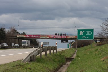 Brno, Çek Cumhuriyeti-Mart 30,2015: Dragoon Ride-bize ordu konvoyu sürücülerde 30,2015 ile Brno Mart, Baltık ülkelerinden bir Alman tabanına döndürür, Çek Cumhuriyeti topraklarının girer.