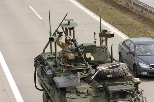 BRNO, REPÚBLICA CHECA-MARZO 30,2015: Dragoon Ride-US convoy del ejército impulsa el 30 de marzo 2015 a través de Brno, regresa de los países bálticos a una base alemana, entra en el territorio de la República Checa . —  Fotos de Stock